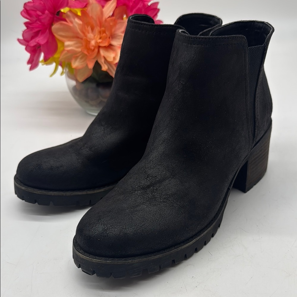Carlos by Carlos Santana Black Ankle Booties with Lug Sole Size BAB8954H